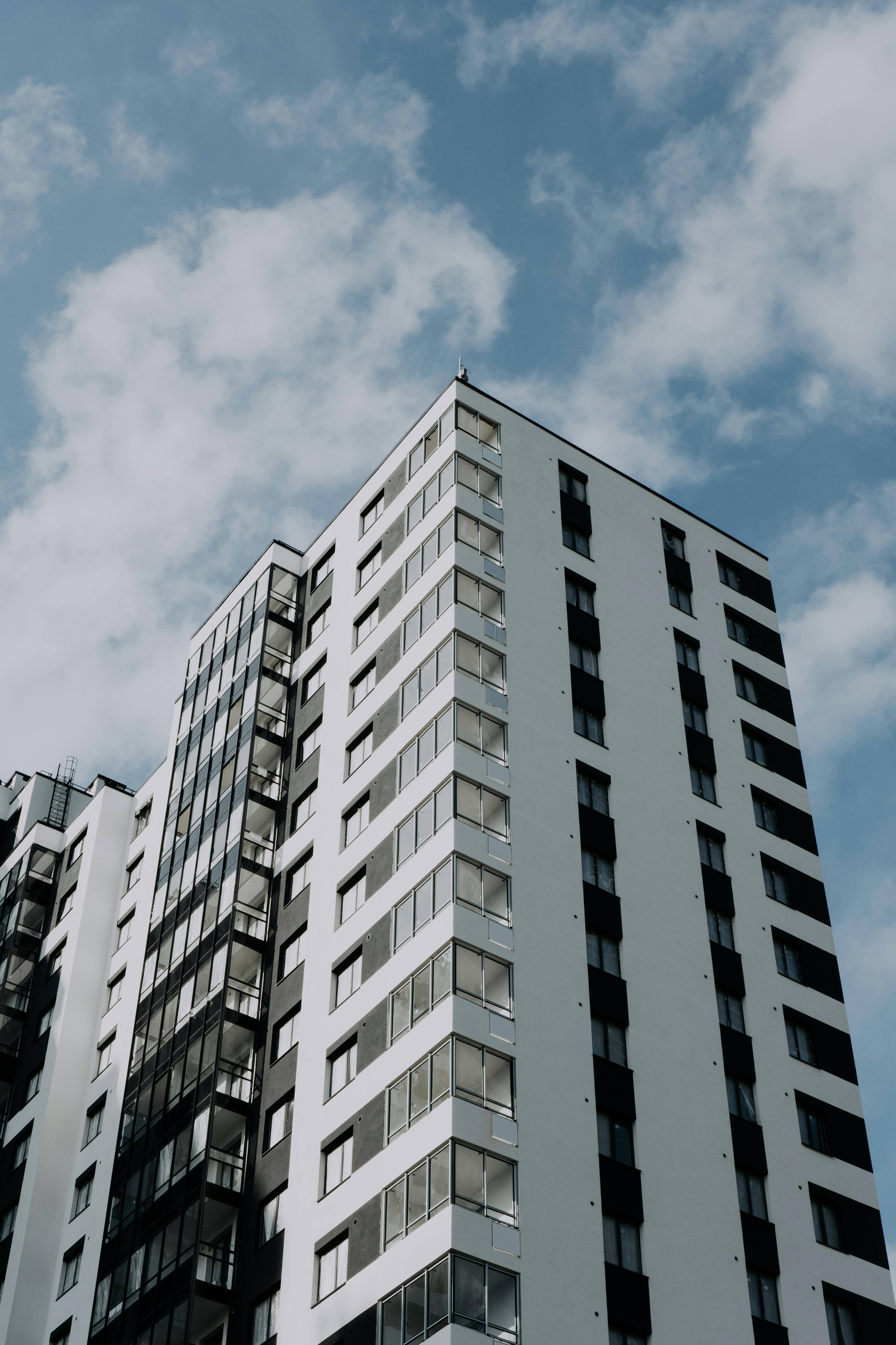 Edificio moderno con fachada blanca